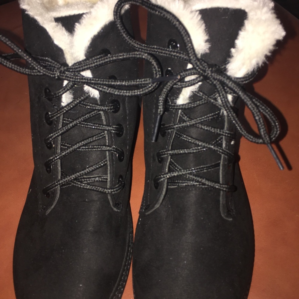 NWOT-BLACK WINTER BOOTS SIZE 9